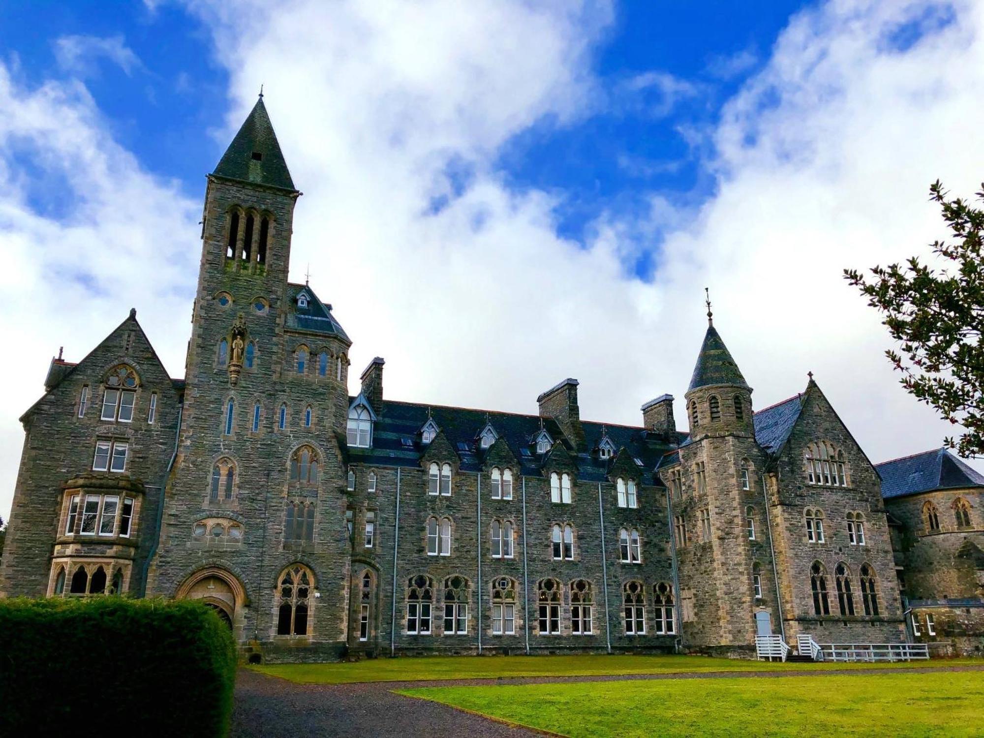 The Classrooms, Loch Ness Abbey - 142M2 Lifestyle & Heritage Apartment - Pool & Spa - The Highland Club - Resort On Lake Shores Fort Augustus Bagian luar foto